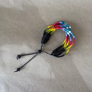 9 string bracelet K00172